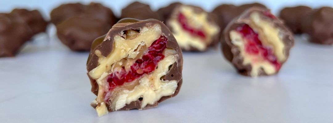 Bombones de nueces y manjar con chocolate